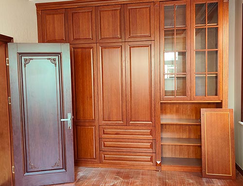 滦平中式家庭装修里定制的实木衣柜效果图